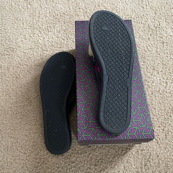 Tory Burch thong flip flop, size 9. Navy - Picture 2 of 3